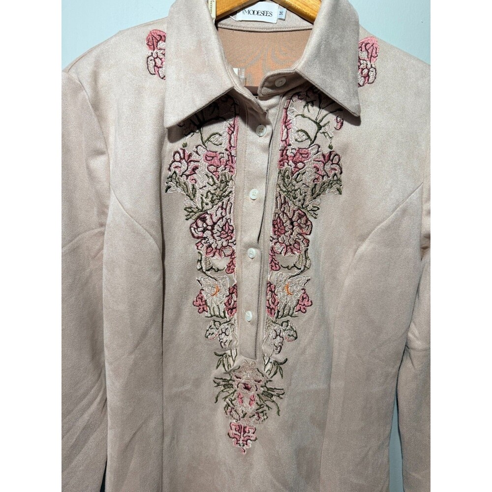 Modesees Womens Blush Faux Suede Embroidered Floral Button Shirt NWT Small - Picture 3 of 14